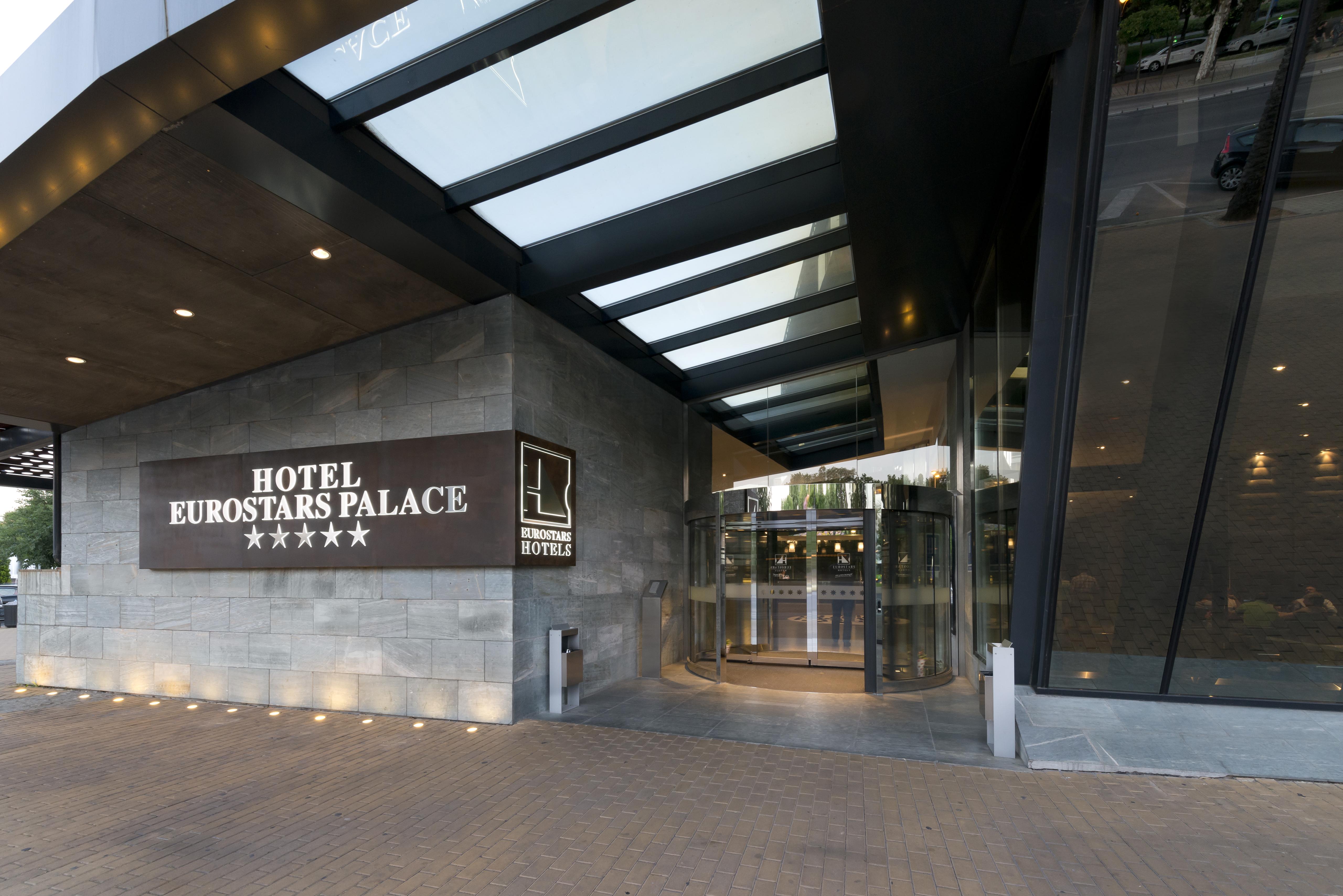 Eurostars Palace Cordoba Ngoại thất bức ảnh The photo shows the entrance of the Eurostars Palace Hotel, which features a modern design. The entrance is characterized by a glass revolving door and a prominent sign that displays the hotel's name and five-star rating. The exterior has a combinati