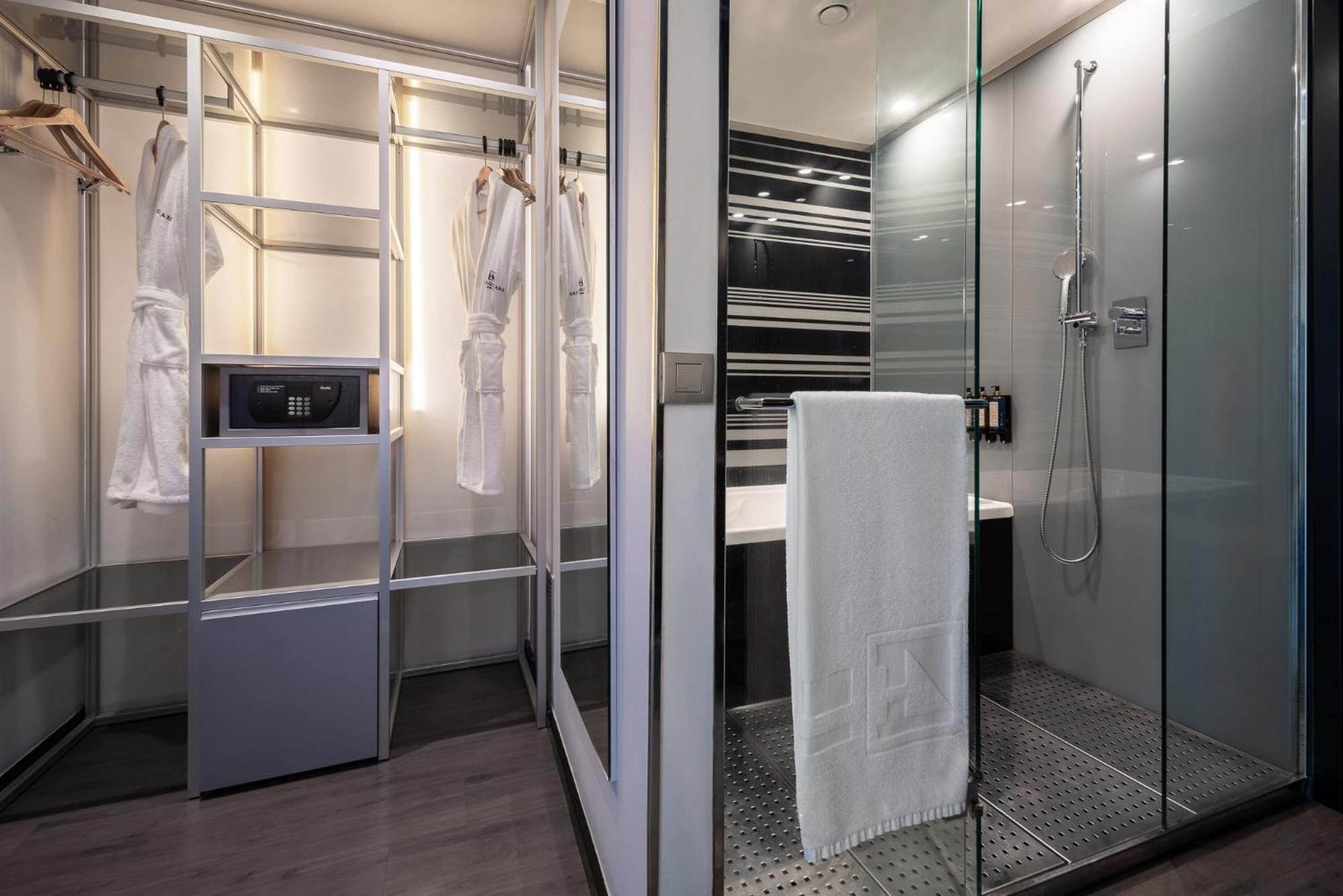 Eurostars Palace Cordoba Ngoại thất bức ảnh A walk-in shower