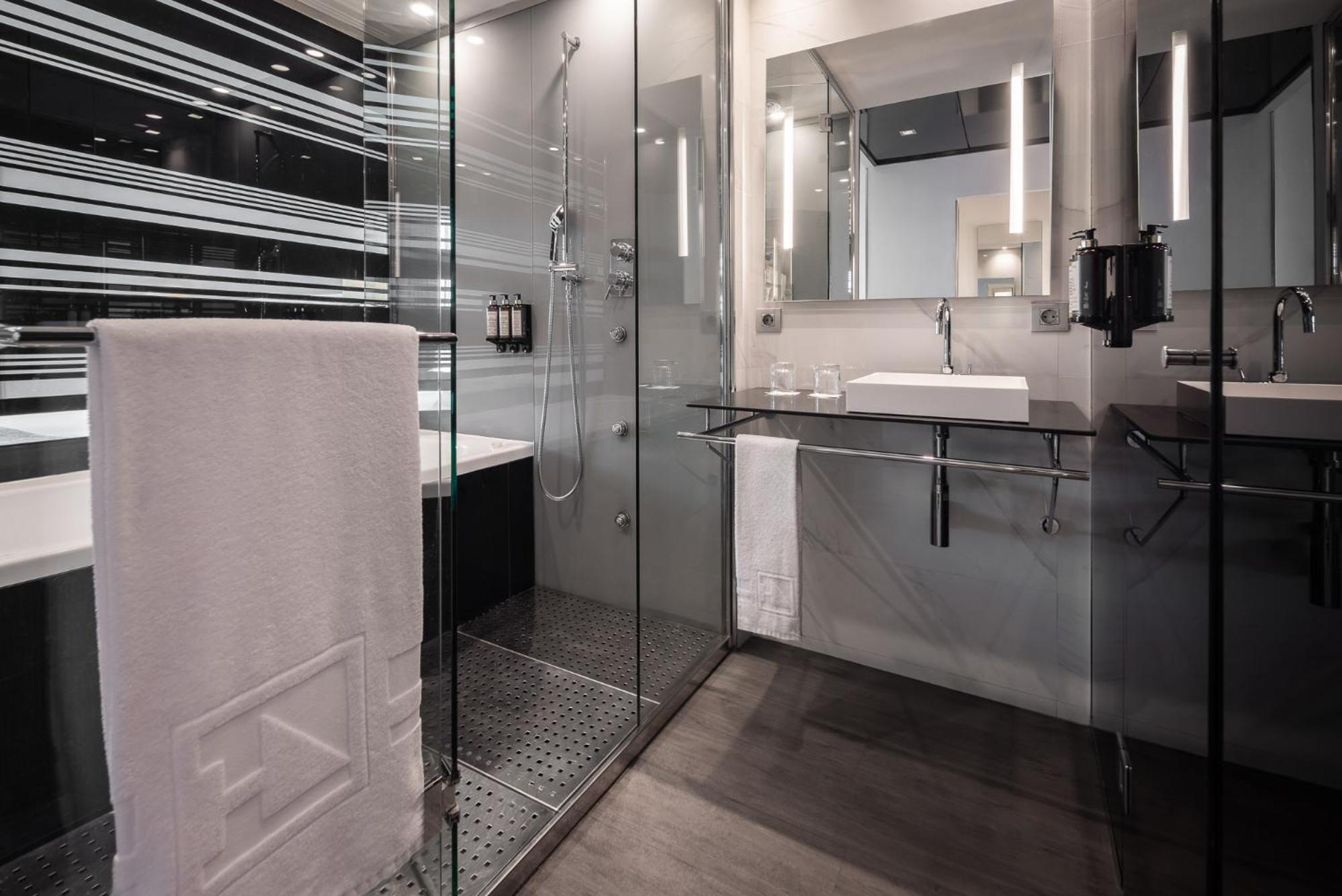 Eurostars Palace Cordoba Ngoại thất bức ảnh A bathroom in a hotel